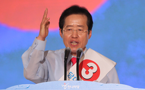 <YONHAP PHOTO-1925> 정견 발표하는 홍준표 후보 (서울=연합뉴스) 서명곤 기자 = 4일 오후 서울 송파구 방이동 올림픽공원 체조경기장에서 열린 한나라당 전당대회에서 당 대표 경선에 참가한 홍준표 후보가 정견을 발표하고 있다. 2011.7.4 seephoto@yna.co.kr/2011-07-04 16:31:08/ <저작권자 ⓒ 1980-2011 ㈜연합뉴스. 무단 전재 재배포 금지.>
Rep. Hong Joon-pyo of the ruling Grand National Party delivers a speech during its national convention in Seoul on Monday. Yonhap News