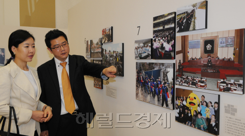 4일 오전 서울 중구 서울시의회 본관에서 '서울시의회 부활 20주년 기념 사진전'이 열린 가운데 시민들이 전시회를 둘러보고 있다.<br />이상섭 기자 babtong@heraldm.com 2011.07.04
4일 오전 서울 중구 서울시의회 본관에서 '서울시의회 부활 20주년 기념 사진전'이 열린 가운데 시민들이 전시회를 둘러보고 있다.
이상섭 기자 babtong@heraldm.com 2011.07.04
4일 오전 서울 중구 서울시의회 본관에서 '서울시의회 부활 20주년 기념 사진전'이 열린 가운데 시민들이 전시회를 둘러보고 있다.
이상섭 기자 babtong@heraldm.com 2011.07.04