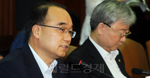 박재완 기획재정부 장관이 5일 오전 세종로 정부중앙청사에서 첫 주재하는 재정위험관리위원회의에서 "주요 재정사업 지출효율화 방안"을 논의하고 있다. 박현구 기자phko@heraldm.com 2011.07.05