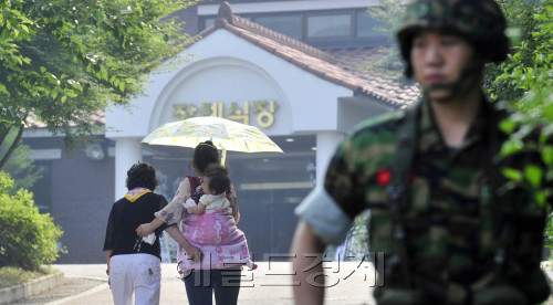 5일 오전 강화도 해병대 총기난사 사건으로 희생된 장병들의 빈소가 마련된 국군수도병원 장례식장으로 유가족들이 들어 가고 있다.<br  alt=