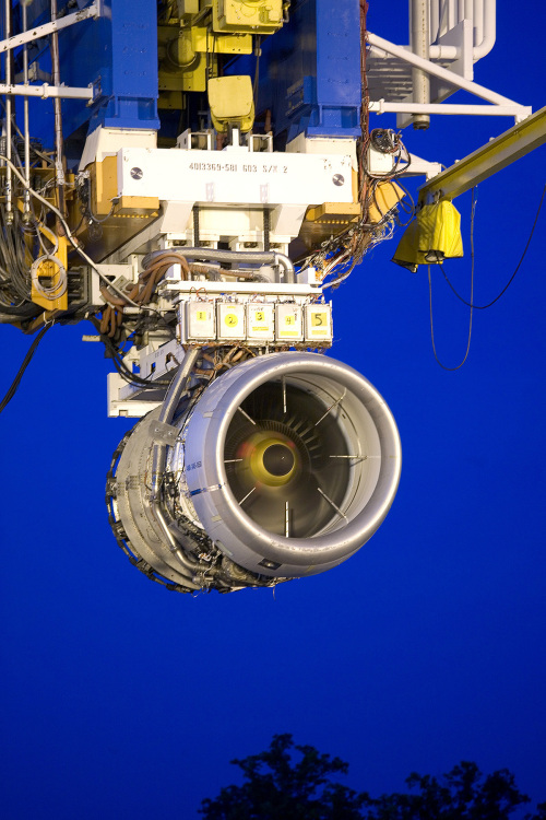 <YONHAP PHOTO-2344> In this undated photo provided by CFM International, the newly designed LEAP turbofan engine is being tested. The lower weight is helping the engine provide a 15% reduction in fuel consumption and well as a 15% reduction in carbon emissions.(AP Photo/CMF International)/2011-07-04 21:26:17/ <저작권자 ⓒ 1980-2011 ㈜연합뉴스. 무단 전재 재배포 금지.>
The newly designed LEAP turbofan engine is tested.  AP-Yonhap News