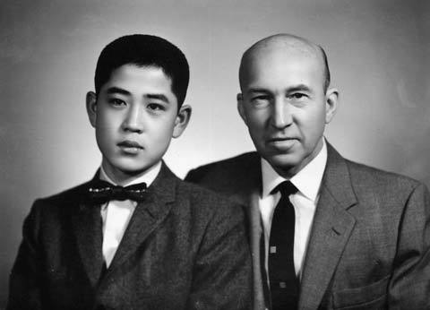 Sam Han and Dr. Schneider
Han Sang-man (left) and his adoptive father Arthur Schneider, who is praised for his efforts to rebuild Seoul National University after the Korean War.