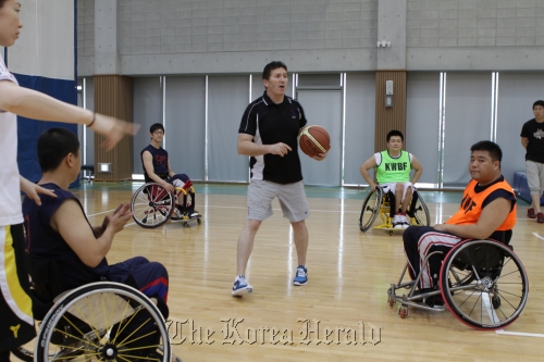 Mark Walker instructs players during a team training session at the National Training Center for the Disabled in Icheon, Gyeonggi Province, July 1.  Oh Kyu-wook/The Korea Herald