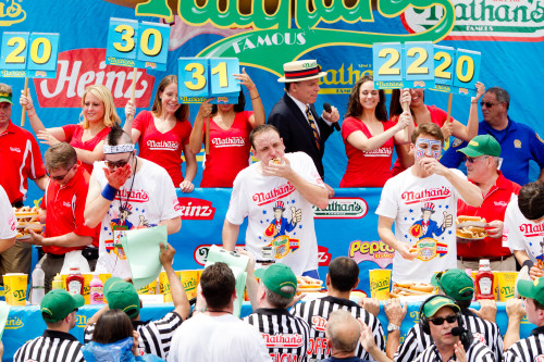 <YONHAP PHOTO-0574> (110704) -- NEW YORK, July 4, 2011 (Xinhua) -- Eaters compete in the Nathan's Famous Fourth of July International Hot Dog Eating Contest in Coney Island, New York, July 4, 2011. Sonya Thomas won the title in the women's division with eating 40 hot dogs in ten minutes. Joey Chestnut won the men's champion for the fifth year with 62 hot dogs. (Xinhua/Zhu Wei)/2011-07-05 07:58:22/ <저작권자 ⓒ 1980-2011 ㈜연합뉴스. 무단 전재 재배포 금지.>
Joey Chestnut (center) competes in the 2011 Nathan’s Famous Fourth of July International Hot Dog Eating Contest at Coney Island, Brooklyn, New York on Monday.   Xinhua-Yonhap News
