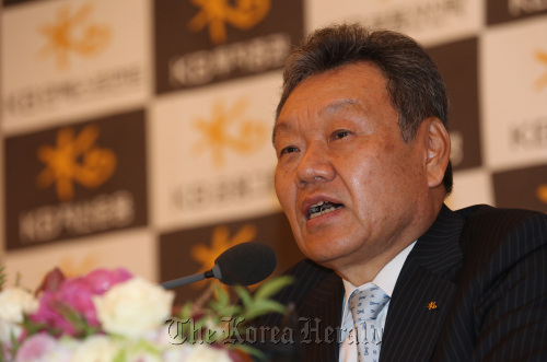 KB Financial Group chairman Euh Yoon-dae speaks at a press conference in Seoul on Tuesday to mark the first anniversary of his inauguration as head of the financial group.    Yonhap News
