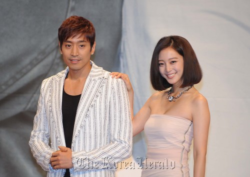 5일 오후 63컨벤션센터 그랜드볼룸에서 한예슬, 에릭 주연의 KBS2 새 월화드라마 스파이명월 제작발표회가 열렸다. 주연배우 에릭, 한예슬이 포토타임을 갖고있다.<br />이상섭 기자 babtong@heraldm.com 2011.07.05
Singer-turned-actor Eric a.k.a. Mun Chong-hyuk and co-star Han Ye-seul attend a press conference for their upcoming KBS drama, “Spy Myung-wol,” in Yeouido, Seoul on Tuesday. Lee Sang-sub/The Korea Herald