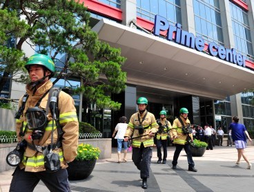 Firefighters exiting the building after finishing their survey, while thousands were evacuated earlier from Technomart and Prime Center following violent tremors throughout the building, in Seoul on Tuesday. (Park Hyun-kyoo/The Korea Herald)