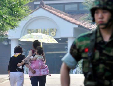 A family of the four soldiers killed in Monday’s shooting rampage enter a military hospital, where their bodies are laid, in Seongnam, Gyeonggi Province, Tuesday.　(Kim Myung-sub/The Korea Herald)