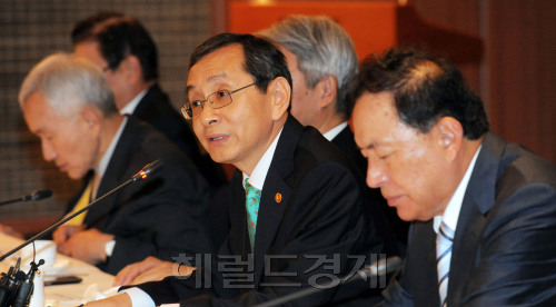 6일 오전 서울 소공동 롯데호텔에서 열린 2011년 제2차 전경련 경제정책위원회에 참석한 김동수 공정거래위원회 위원장이 강연을 하고 있다./ 안훈기자 rosedale@ 2011.07.06
6일 오전 서울 소공동 롯데호텔에서 열린 2011년 제2차 전경련 경제정책위원회에 참석한 김동수 공정거래위원회 위원장이 강연을 하고 있다./ 안훈기자 rosedale@ 2011.07.06
6일 오전 서울 소공동 롯데호텔에서 열린 2011년 제2차 전경련 경제정책위원회에 참석한 김동수 공정거래위원회 위원장이 강연을 하고 있다./ 안훈기자 rosedale@ 2011.07.06