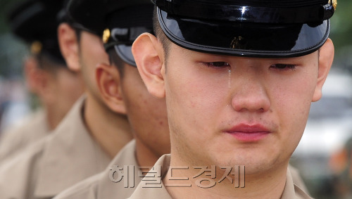 강화도 해병대 부대의 총기 사고로 숨진 해병대원 4명의 합동영결식이 6일 오전 국군수도병원에서 열린 가운데 해병대원들이 이동하는 운구행렬을 보며 눈물을 흘리고 있다. 박해묵 기자/mook@heraldm.com
강화도 해병대 부대의 총기 사고로 숨진 해병대원 4명의 합동영결식이 6일 오전 국군수도병원에서 열린 가운데 해병대원들이 이동하는 운구행렬을 보며 눈물을 흘리고 있다. 박해묵 기자/mook@heraldm.com
6일 오전 경기 성남시 국군수도병원에서 강화도 해병부대 총기 사고로 숨진 해병대원 4명의 합동영결식이 엄수되는 가운데 운구 행렬을 지켜보던 한 해병대원이 굵은 눈물을 흘리고 있다.  성남=박해묵 기자/mook@heraldm.com