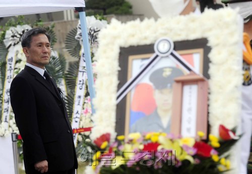 강화도 해병대 부대의 총기 사고로 숨진 해병대원 4명의 합동영결식이 6일 오전 국군수도병원에서 열린 가운데 김관진 국방부장관이 고개를 숙인 채 운구행렬을 따르운구행렬을 바라보고 있다. 박해묵 기자/mook@heraldm.com
강화도 해병대 부대의 총기 사고로 숨진 해병대원 4명의 합동영결식이 6일 오전 국군수도병원에서 열린 가운데 김관진 국방부장관이 고개를 숙인 채 운구행렬을 따르운구행렬을 바라보고 있다. 박해묵 기자/mook@heraldm.com