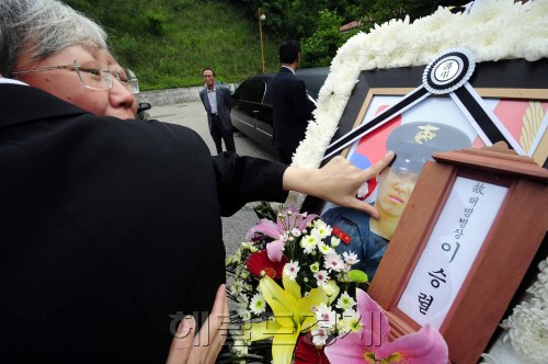 강화도 해병대 부대의 총기 사고로 숨진 해병대원 4명의 합동영결식이 6일 오전 국군수도병원에서 열린 가운데 故 이승렬 병장의 모친이 영정사진을 만지며 오열하고 있다. 박해묵 기자/mook@heraldm.com
강화도 해병대 부대의 총기 사고로 숨진 해병대원 4명의 합동영결식이 6일 오전 국군수도병원에서 열린 가운데 故 이승렬 병장의 모친이 영정사진을 만지며 오열하고 있다. 박해묵 기자/mook@heraldm.com