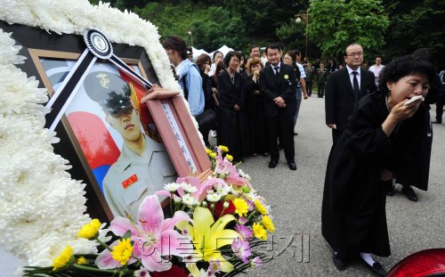 강화도 해병대 부대의 총기 사고로 숨진 해병대원 4명의 합동영결식이 6일 오전 국군수도병원에서 열린 가운데 유가족들이 오열하고 있다. 박해묵 기자/mook@heraldm.com
강화도 해병대 부대의 총기 사고로 숨진 해병대원 4명의 합동영결식이 6일 오전 국군수도병원에서 열린 가운데 유가족들이 오열하고 있다. 박해묵 기자/mook@heraldm.com