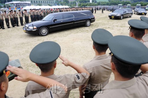 강화도 해병대 부대의 총기 사고로 숨진 해병대원 4명의 합동영결식이 6일 오전 국군수도병원에서 열린 가운데 영결식을 마친 운구차량이 이동하고 있다. 박해묵 기자/mook@heraldm.com
강화도 해병대 부대의 총기 사고로 숨진 해병대원 4명의 합동영결식이 6일 오전 국군수도병원에서 열린 가운데 영결식을 마친 운구차량이 이동하고 있다. 박해묵 기자/mook@heraldm.com