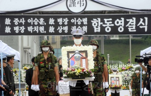 강화도 해병대 부대의 총기 사고로 숨진 해병대원 4명의 합동영결식이 6일 오전 국군수도병원에서 유가족들과 김관진 국방부장관, 김성찬 해군 참모총장등 군 관계자들이 참석한 가운데 엄수되고 있다. 박해묵 기자/mook@heraldm.com
강화도 해병대 부대의 총기 사고로 숨진 해병대원 4명의 합동영결식이 6일 오전 국군수도병원에서 유가족들과 김관진 국방부장관, 김성찬 해군 참모총장등 군 관계자들이 참석한 가운데 엄수되고 있다. 박해묵 기자/mook@heraldm.com