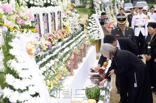 강화도 해병대 부대의 총기 사고로 숨진 해병대원 4명의 합동영결식이 6일 오전 국군수도병원에서 열린 가운데 유가족들이 헌화하고 있다. 박해묵 기자/mook@heraldm.com
강화도 해병대 부대의 총기 사고로 숨진 해병대원 4명의 합동영결식이 6일 오전 국군수도병원에서 열린 가운데 유가족들이 헌화하고 있다. 박해묵 기자/mook@heraldm.com