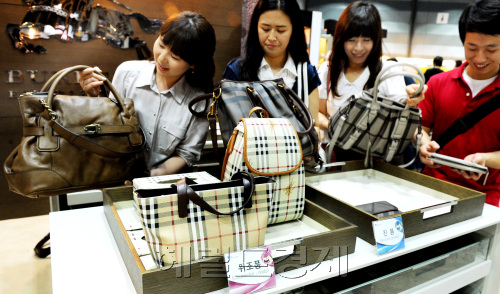관세청은 6일부터 사흘간 삼성동 코엑스에서 '2011 위조상품 비교전시회'를 개최한다. 사진 버버리 전시장에서 진퉁,짝퉁을  관람객들이 비교해 보고 있다. 박현구 기자phko@heraldm.com 2011.07.06
관세청은 6일부터 사흘간 삼성동 코엑스에서 '2011 위조상품 비교전시회'를 개최한다. 사진 버버리 전시장에서 진퉁,짝퉁을  관람객들이 비교해 보고 있다. 박현구 기자phko@heraldm.com 2011.07.06
관세청은 6일부터 사흘간 삼성동 코엑스에서 '2011 위조상품 비교전시회'를 개최한다. 사진 버버리 전시장에서 진퉁,짝퉁을  관람객들이 비교해 보고 있다. 박현구 기자phko@heraldm.com 2011.07.06
시민들이 6일 오전 삼성동 코엑스에서 짝퉁 상품을 살펴보고 있다. 관세청은 6일부터 사흘간 삼성동 코엑스에서 ‘2011 위조상품 비교전시회’를 개최한다.   박현구 기자/phko@heraldm.com