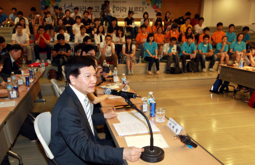 대학생 기자단과 토론하는 이채필 장관 (서울=연합뉴스) 이채필 고용노동부 장관이 5일 오후 서울지방고용노동청에서 트위터, 페이스북 등 SNS(소셜네트워크서비스)를 활용해 대학생 기자단 50여명과 취업, 아르바이트를 주제로 실시간 토론을 하고 있다. 2011.7.5 photo@yna.co.kr (끝)
대학생 기자단과 토론하는 이채필 장관 (서울=연합뉴스) 이채필 고용노동부 장관이 5일 오후 서울지방고용노동청에서 트위터, 페이스북 등 SNS(소셜네트워크서비스)를 활용해 대학생 기자단 50여명과 취업, 아르바이트를 주제로 실시간 토론을 하고 있다. 2011.7.5 photo@yna.co.kr (끝)