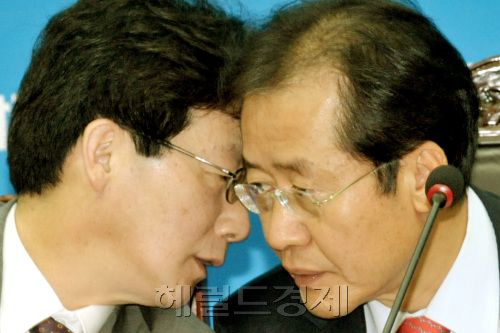 한나라당  홍준표(오른쪽) 대표와 유승민 최고위원이 6일 오전 여의도 당사에서 열린 최고-중진연석회의에서 귀엣말을 하고 있다.양동출dcyang@heraldm.com/110706/
한나라당  홍준표(오른쪽) 대표와 유승민 최고위원이 6일 오전 여의도 당사에서 열린 최고-중진연석회의에서 귀엣말을 하고 있다.양동출dcyang@heraldm.com/110706/
계파 공천배제를 둘러싸고 1전을 겨룬 한나라당 홍준표(오른쪽) 대표와 유승민 최고위원이 6일 오전 여의도 당사에서 열린 최고ㆍ중진연석회의에서 귀엣말을 하고 있다.  양동출 기자/dcyang@heraldm.com