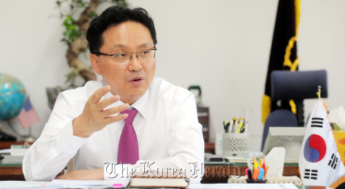 조명철 통일교육원장 인터뷰./ 안훈기자 rosedale@ 2011.07.04
Cho Myung-chul, the new chief of the Education Center for Unification, the highest government post to be taken by a North Korean defector, talks in a recent interview with The Korea Herald.  Ahn Hoon/The Korea Herald