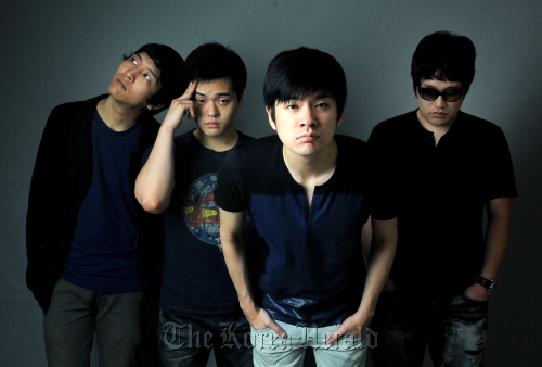 장기하와 얼굴들 본사. 박현구 기자phko@heraldm.com 2011.06.29
Indie band Chang Kiha & the Faces members, minus guitarist Lee Min-ki, pose for a photograph before an interview in Seoul on June 29: (From left) Jeong Jung-yeop on bass, Kim Hyun-ho on drums, Chang Ki-ha on vocals and Lee Jong-min on keyboards. Park Hyun-koo/The Korea Herald