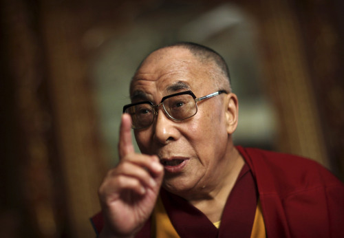 <YONHAP PHOTO-2259> Tibetan Spiritual leader the Dalai Lama gestures during an interview with The Associated Press at his residence in the hill station town of Dharmsala, northern India, Friday, July 1, 2011. (AP Photo/Kevin Frayer)/2011-07-01 21:50:44/ <저작권자 ⓒ 1980-2011 ㈜연합뉴스. 무단 전재 재배포 금지.>
Dalai Lama  AP-Yonhap News