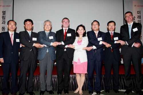 KT Corp. chairman Lee Seok-chae (third from left) and IT firms’ executives attend a ceremony to vow mutual growth in Seoul on Wednesday. KT