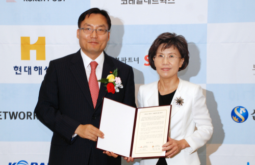 이현승 SK증권 사장(왼쪽)과 진수희 보건복지부 장관(오른쪽)이 6일 독거노인 사랑잇기 사업 협력 양해각서를 들어보이고 있다.
이현승 SK증권 사장(왼쪽)과 진수희 보건복지부 장관(오른쪽)이 6일 독거노인 사랑잇기 사업 협력 양해각서를 들어보이고 있다.
