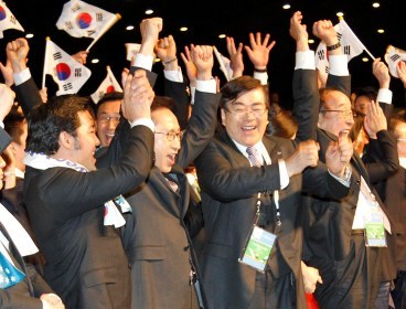 President Lee Myung-bak and members of PyeongChang 2018 bid committee cheer after the IOC officially announced PyeongChang as the host city for the 2018 Winter Games at the International Convention Center in Durban, South Africa, Wednesday. (Yonhap News)
　