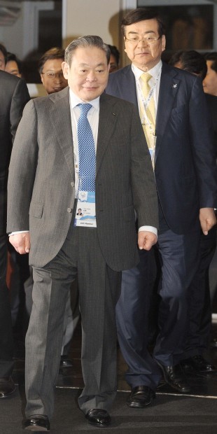 ####Caption
IOC member and Samsung Group chief Lee Kun-hee (front) and Bid Committee and Hanjin Group chairman Cho Yang-ho visit the Durban Riverside Hotel on Monday, where the Korean delegation is staying to promote PyeongChang’s bid to host the 2018 Winter Olympics. (Yonhap News)