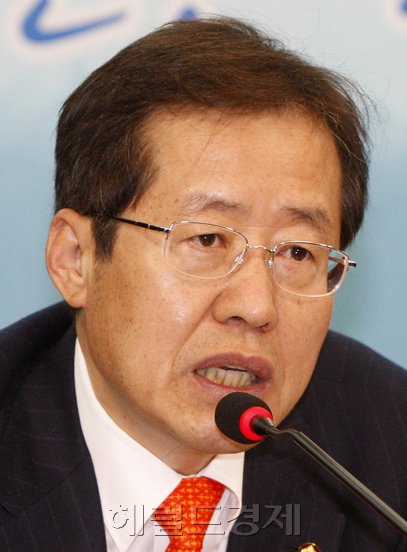 홍준표 한나라당 (대표최고위원), 대한태권도협회 (회장) / 홍준표 “박근혜 편들기 논란…알레르기 반응”