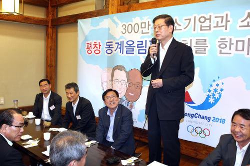 중소기업중앙회(회장 김기문)는 지난 6일 오후 서울 황학동의 한 음식점에서 ‘김황식 국무총리 초청 민생 현장 간담회’를 하고, 최근 서민경제 활성화 및 대ㆍ중소기업 동반성장 현안 등에 대해 건의했다. 김(서 있는 이) 총리는 이 자리에서 “작년 수출이 4700억달러로, 세계 7위를 했다. 올해 5000억달러를 달성하게 된다”며 “수출은 잘되나, 중소기업ㆍ서민생활은 어렵다. 윗목과 아랫목에 고루 온기가 흐르도록 하겠다”고 밝혔다.
