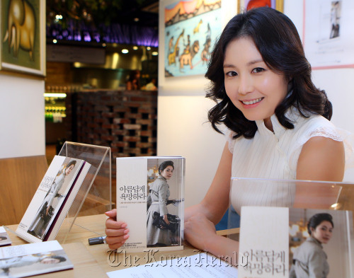 Cho Joo-hee, Seoul bureau chief of ABC News, poses at a press conference promoting her book, “Aspire with Grace,” in southern Seoul, Tuesday.  Yonhap News.