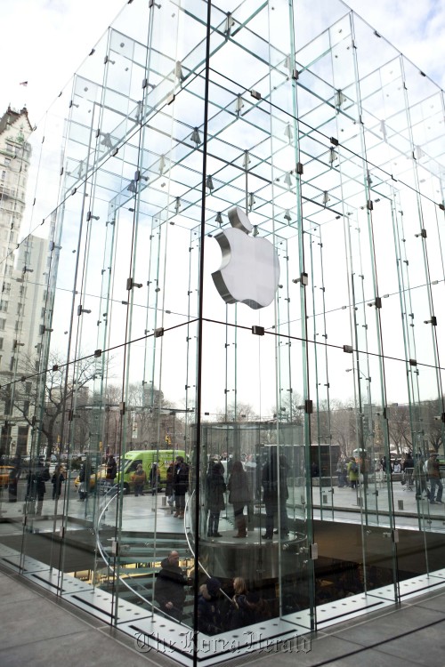 Shoppers enter the Apple Inc. Store on Fifth Avenue in New York.  Bloomberg