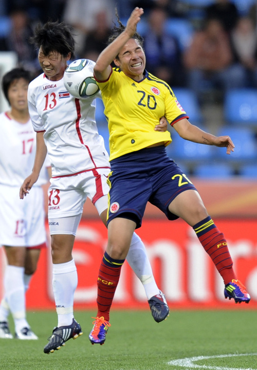 <YONHAP PHOTO-0741> Colombia's Orianica Velasquez, right, and North Korea's Kim Un Ju challenge for the ball during the group C match between North Korea and Colombia at the Women?s Soccer World Cup in Bochum, Germany, Wednesday, July 6, 2011. (AP Photo/Martin Meissner)/2011-07-07 05:53:33/ <저작권자 ⓒ 1980-2011 ㈜연합뉴스. 무단 전재 재배포 금지.>
N. Korea’s Kim Un-ju (left) and Colombia’s Orianica Velasquez challenge for the ball.   AP-Yonhap News