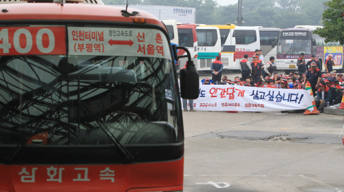 <YONHAP PHOTO-0462> 인천 삼화고속 전면 파업 돌입 (인천=연합뉴스) 하사헌 기자 = 인천버스업체 삼화고속이 8일 오전 무기한 전면파업에 돌입, 인천과 서울을 오가는 광역버스 21개 노선 239대의 운행이 중단됐다. 8일 오전 인천시 남구 관교동 인천종합터미널 승강장에 운행을 멈춘 서울행 광역버스가 주차돼 있다. 2011.7.8 toadboy@yna.co.kr/2011-07-08 08:20:44/ <저작권자 ⓒ 1980-2011 ㈜연합뉴스. 무단 전재 재배포 금지.>
<YONHAP PHOTO-0462> 인천 삼화고속 전면 파업 돌입 (인천=연합뉴스) 하사헌 기자 = 인천버스업체 삼화고속이 8일 오전 무기한 전면파업에 돌입, 인천과 서울을 오가는 광역버스 21개 노선 239대의 운행이 중단됐다. 8일 오전 인천시 남구 관교동 인천종합터미널 승강장에 운행을 멈춘 서울행 광역버스가 주차돼 있다. 2011.7.8 toadboy@yna.co.kr/2011-07-08 08:20:44/ <저작권자 ⓒ 1980-2011 ㈜연합뉴스. 무단 전재 재배포 금지.>
인천의 삼화고속 노조가 8일 파업에 들어갔다. 이에 따라 인천~서울역 간 1000번대 버스 9개 노선과 2000번대 버스 2개 노선, 인천~가양동 간 7000번 버스, 인천~강남역 간 9000번대 버스 8개 노선 등 20개 노선 239대의 운행이 차질을 빚었다. 사진은 인천종합터미널 승강장에 운행을 멈춘 채 서 있는 서울행 광역버스.  [연합뉴스]
