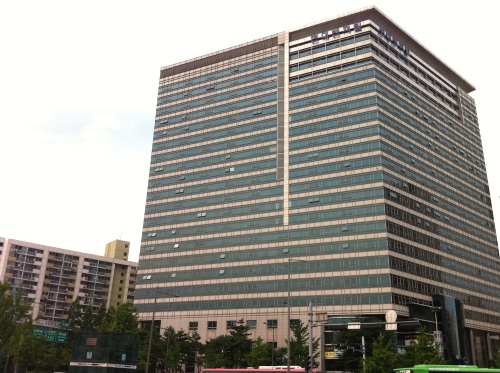 수서-평택간 KTX 개통 등으로 수서역 일대가 서울 강남권에서 새로운 교통요지로 떠오를 것이란 기대감에 주변 상권이 재조명받고 있다. 사진은 수서역 4거리에 위치한 오피스텔 중 가장 주목받는 현대벤처빌 전경.
