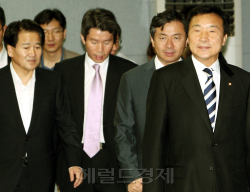 민주당 손학규(오른쪽부터) 대표, 김영춘, 이인영, 정동영 최고위원이 8일 오전 영등포 당사에서 열린 최고위원회의장에 함께 들어서고 있다.양동출dcyang@heraldm.com/110708/
민주당 손학규(오른쪽부터) 대표, 김영춘, 이인영, 정동영 최고위원이 8일 오전 영등포 당사에서 열린 최고위원회의장에 함께 들어서고 있다.양동출dcyang@heraldm.com/110708/
8일 중국 방문을 마치고 귀국하자마자 민주당 손학규(오른쪽부터) 대표가 김영춘, 이인영, 정동영 최고위원과 함께 영등포 당사에서 열린 최고위원회의장에 함께 들어서고 있다. 양동출 기자/dcyang@heraldm.com