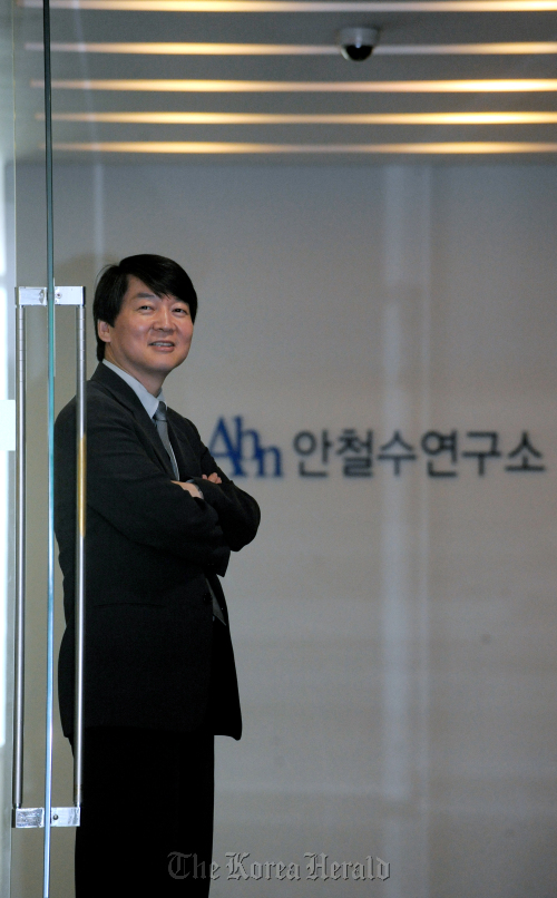 안철수 서울대학교 융합과학기술대학교 원장./ 안훈기자 rosedale@ 2011.07.06
Ahn Cheol-soo has polled as one of the figures young Koreans most look up to.
Ahn Hoon/The Korea Herald