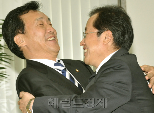 홍준표(오른쪽) 한나라당 대표가  8일 오후 국회 민주당 대표실로 손학규  대표를 예방,반갑게 인사를 하며 포옹을 하고 있다.두 사람은 오래 전 부터 서로 호형호제 할 정도로 가까운 관계이다.양동출dcyang@heraldm.com/110708/
홍준표(오른쪽) 한나라당 대표가  8일 오후 국회 민주당 대표실로 손학규  대표를 예방,반갑게 인사를 하며 포옹을 하고 있다.두 사람은 오래 전 부터 서로 호형호제 할 정도로 가까운 관계이다.양동출dcyang@heraldm.com/110708/
