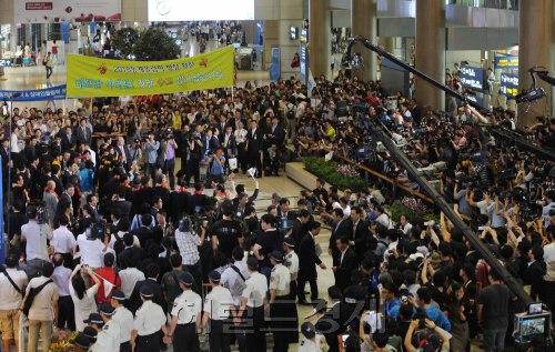 7일 오후 9시30분(한국시간) 대한항공 전세기 편으로 ‘행운의 땅’인 남아공 더반을 출발한 조양호 평창유치위원장과 정병국 문화체육관광부 장관, 김진선 특임대사, 최문순 강원지사 등으로 이뤄진 평창 대표단이 8일 오후 2시경 인천공항으로 귀국했다. 그러나 대표단의 일원인 박용성 대한체육회(KOC) 회장과 박선규 문화체육관광부 차관, 나승연 대변인 등은 더반에 남아 국제올림픽위원회(IOC) 위원들에게 감사 인사를 전한 뒤 10일 귀국할 예정이다. <br />이상섭 기자 babtong@heraldm.com 2011.07.08
7일 오후 9시30분(한국시간) 대한항공 전세기 편으로 ‘행운의 땅’인 남아공 더반을 출발한 조양호 평창유치위원장과 정병국 문화체육관광부 장관, 김진선 특임대사, 최문순 강원지사 등으로 이뤄진 평창 대표단이 8일 오후 2시경 인천공항으로 귀국했다. 그러나 대표단의 일원인 박용성 대한체육회(KOC) 회장과 박선규 문화체육관광부 차관, 나승연 대변인 등은 더반에 남아 국제올림픽위원회(IOC) 위원들에게 감사 인사를 전한 뒤 10일 귀국할 예정이다.
이상섭 기자 babtong@heraldm.com 2011.07.08
