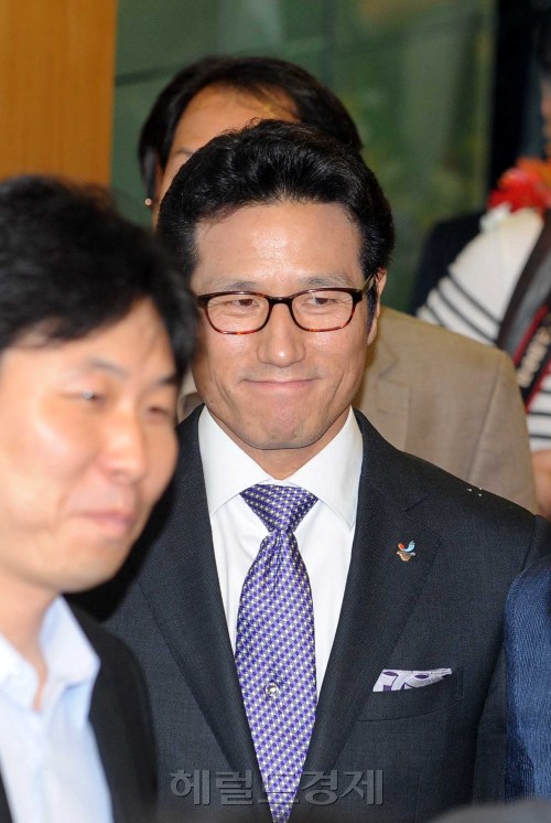 7일 오후 9시30분(한국시간) 대한항공 전세기 편으로 ‘행운의 땅’인 남아공 더반을 출발한 조양호 평창유치위원장과 정병국 문화체육관광부 장관, 김진선 특임대사, 최문순 강원지사 등으로 이뤄진 평창 대표단이 8일 오후 2시경 인천공항으로 귀국했다. 그러나 대표단의 일원인 박용성 대한체육회(KOC) 회장과 박선규 문화체육관광부 차관, 나승연 대변인 등은 더반에 남아 국제올림픽위원회(IOC) 위원들에게 감사 인사를 전한 뒤 10일 귀국할 예정이다. 기자회견장으로 들어오는 정병국 장관.<br />이상섭 기자 babtong@heraldm.com 2011.07.08
7일 오후 9시30분(한국시간) 대한항공 전세기 편으로 ‘행운의 땅’인 남아공 더반을 출발한 조양호 평창유치위원장과 정병국 문화체육관광부 장관, 김진선 특임대사, 최문순 강원지사 등으로 이뤄진 평창 대표단이 8일 오후 2시경 인천공항으로 귀국했다. 그러나 대표단의 일원인 박용성 대한체육회(KOC) 회장과 박선규 문화체육관광부 차관, 나승연 대변인 등은 더반에 남아 국제올림픽위원회(IOC) 위원들에게 감사 인사를 전한 뒤 10일 귀국할 예정이다. 기자회견장으로 들어오는 정병국 장관.
이상섭 기자 babtong@heraldm.com 2011.07.08