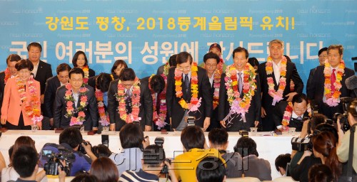 7일 오후 9시30분(한국시간) 대한항공 전세기 편으로 ‘행운의 땅’인 남아공 더반을 출발한 조양호 평창유치위원장과 정병국 문화체육관광부 장관, 김진선 특임대사, 최문순 강원지사 등으로 이뤄진 평창 대표단이 8일 오후 2시경 인천공항으로 귀국했다. 그러나 대표단의 일원인 박용성 대한체육회(KOC) 회장과 박선규 문화체육관광부 차관, 나승연 대변인 등은 더반에 남아 국제올림픽위원회(IOC) 위원들에게 감사 인사를 전한 뒤 10일 귀국할 예정이다. 유치단들이 기자회견을 하고 있다.<br />이상섭 기자 babtong@heraldm.com 2011.07.08
7일 오후 9시30분(한국시간) 대한항공 전세기 편으로 ‘행운의 땅’인 남아공 더반을 출발한 조양호 평창유치위원장과 정병국 문화체육관광부 장관, 김진선 특임대사, 최문순 강원지사 등으로 이뤄진 평창 대표단이 8일 오후 2시경 인천공항으로 귀국했다. 그러나 대표단의 일원인 박용성 대한체육회(KOC) 회장과 박선규 문화체육관광부 차관, 나승연 대변인 등은 더반에 남아 국제올림픽위원회(IOC) 위원들에게 감사 인사를 전한 뒤 10일 귀국할 예정이다. 유치단들이 기자회견을 하고 있다.
이상섭 기자 babtong@heraldm.com 2011.07.08