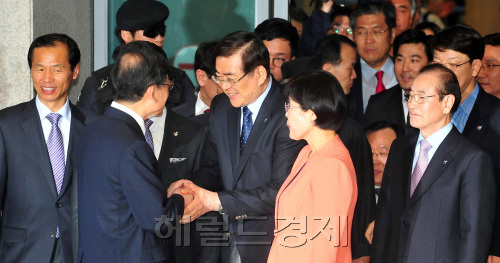 8일 오후 동계올림픽 유치에 성공한 2008 평창동계올림픽 유치단이 영종도 인천국제공항을 통해 입국했다. 김황식 총리가 조양호 유치위원장과 악수하고 있다./안훈기자 rosedale@ 2011.07.08
8일 오후 동계올림픽 유치에 성공한 2008 평창동계올림픽 유치단이 영종도 인천국제공항을 통해 입국했다. 김황식 총리가 조양호 유치위원장과 악수하고 있다./안훈기자 rosedale@ 2011.07.08
