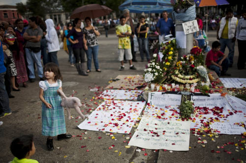 <YONHAP PHOTO-0661> Nicoleta, 3, stands next to an altar made by mourners after the murder of Argentine artist Facundo Cabral in Guatemala City, Saturday July 9, 2011. One of Latin America's most admired folk singers, Facundo Cabral, was killed Saturday when three carloads of gunmen ambushed the vehicle in which he was riding, prompting expressions of anguish from across the region. Authorities said the performer's concert promoter was apparently the target. (AP Photo/Rodrigo Abd)/2011-07-10 09:38:24/ <저작권자 ⓒ 1980-2011 ㈜연합뉴스. 무단 전재 재배포 금지.>
Nicoleta, 3, stands next to an altar made by mourners after the murder of Argentine artist Facundo Cabral in Guatemala City, Saturday.  AP-Yonhap News