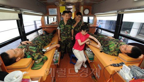 10일 오전 경기도 성남에 위치한 학생중앙군사학교에서 국가에 충성하고 국민에 봉사하는 바람직한 군인상의 실천 주인공인 예비장교 ROTC(학군사관후보생) 약 2천9백여명이  단체 헌혈을 하고 있다. <br />이상섭 기자 babtong@heraldm.com 2011.07.10
10일 오전 경기도 성남에 위치한 학생중앙군사학교에서 국가에 충성하고 국민에 봉사하는 바람직한 군인상의 실천 주인공인 예비장교 ROTC(학군사관후보생) 약 2천9백여명이  단체 헌혈을 하고 있다.
이상섭 기자 babtong@heraldm.com 2011.07.10
10일 오전 경기도 성남에 위치한 학생중앙군사학교에서 국가에 충성하고 국민에 봉사하는 바람직한 군인상의 실천 주인공인 예비장교 ROTC(학군사관후보생) 약 2천9백여명이  단체 헌혈을 하고 있다.
이상섭 기자 babtong@heraldm.com 2011.07.10