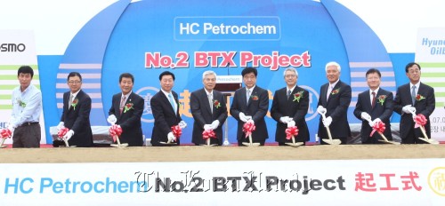 Industry and government officials including Hyundai Oilbank CEO Kwon Oh-gap (sixth from left) and Cosmo Oil CEO Kimura Yaichi (fifth from left) take part in the groundbreaking ceremony for HC Petrochem’s new plant in Daesan, South Chungcheong Province, Friday.
Hyundai Oilbank