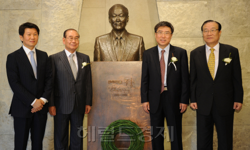 포니정재단(이사장 김진현)은 제5회 포니정 혁신상 수상자로 장하준 케임브리지대학 교수를 선정하고, 최근 서울 삼성동 현대산업개발 사옥 1층에 위치한 포니정홀에서 시상식을 가졌다고 11일 밝혔다. 왼쪽부터 정몽규 회장, 김진현 이사장, 장하준 교수, 장재식 전 장관.