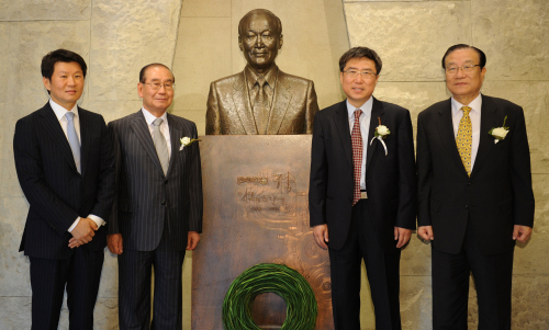 포니정재단(이사장 김진현)은 제5회 포니정 혁신상 수상자로 장하준 케임브리지대학 교수를 선정하고, 최근 서울 삼성동 현대산업개발 사옥 1층에 위치한 포니정홀에서 시상식을 가졌다고 11일 밝혔다. 왼쪽부터 정몽규 회장, 김진현 이사장, 장하준 교수, 장재식 전 장관.
