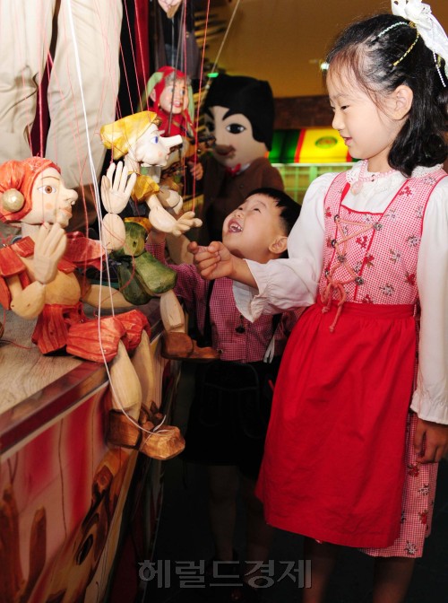10일 오전 코엑스몰 이벤트홀에서 쁘띠프랑스는 주말을 맞아 코엑스몰을 찾은 어린이들이 이동식 프랑스 정통 손인형 극장 기뇰무대앞에서 중세 유럽의 왕과 왕비, 피노키오, 광대, 귀족 모양을 한 마리오네트(줄인형)과함께 이색 문화 체험을 하고 있다.<br />이상섭 기자 babtong@heraldm.com 2011.07.10
10일 오전 코엑스몰 이벤트홀에서 쁘띠프랑스는 주말을 맞아 코엑스몰을 찾은 어린이들이 이동식 프랑스 정통 손인형 극장 기뇰무대앞에서 중세 유럽의 왕과 왕비, 피노키오, 광대, 귀족 모양을 한 마리오네트(줄인형)과함께 이색 문화 체험을 하고 있다.
이상섭 기자 babtong@heraldm.com 2011.07.10
10일 오전 코엑스몰 이벤트홀에서 쁘띠프랑스는 주말을 맞아 코엑스몰을 찾은 어린이들이 이동식 프랑스 정통 손인형 극장 기뇰무대앞에서 중세 유럽의 왕과 왕비, 피노키오, 광대, 귀족 모양을 한 마리오네트(줄인형)과함께 이색 문화 체험을 하고 있다.
이상섭 기자 babtong@heraldm.com 2011.07.10